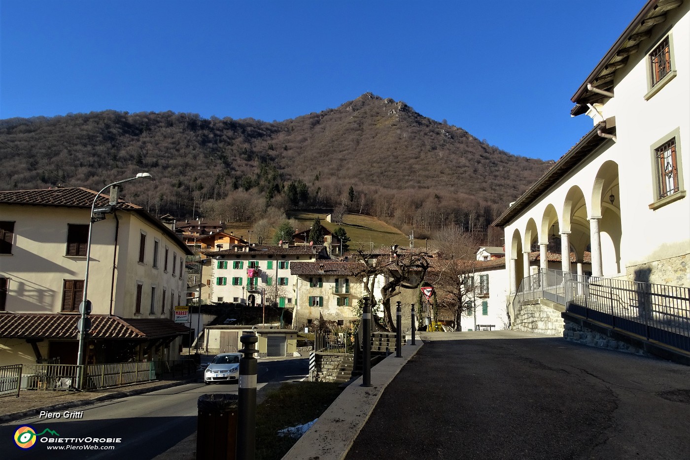 16 il Monte Castello dalla chiesa di Valpiana.JPG